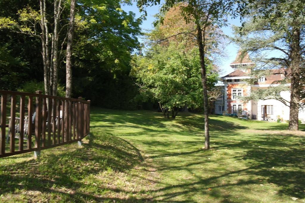 Bed and Breakfast Le Chalet De Luxe Saint-Séverin Exterior foto